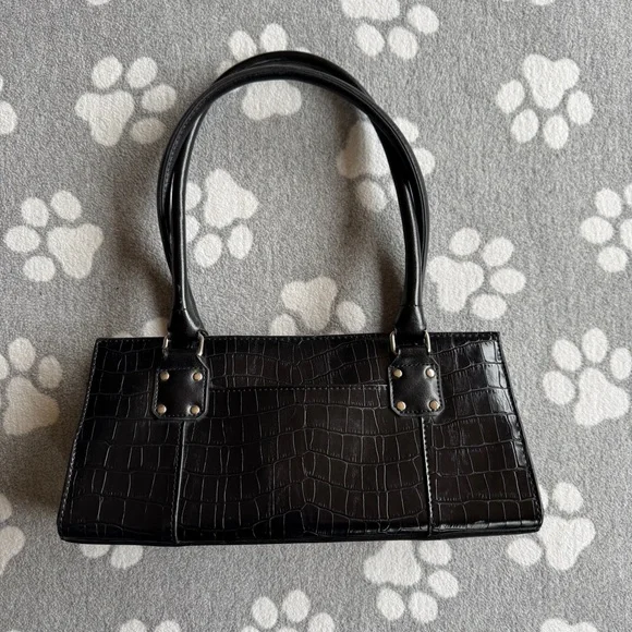Handbag with Silver Heart Hardware - Picture 2 of 12